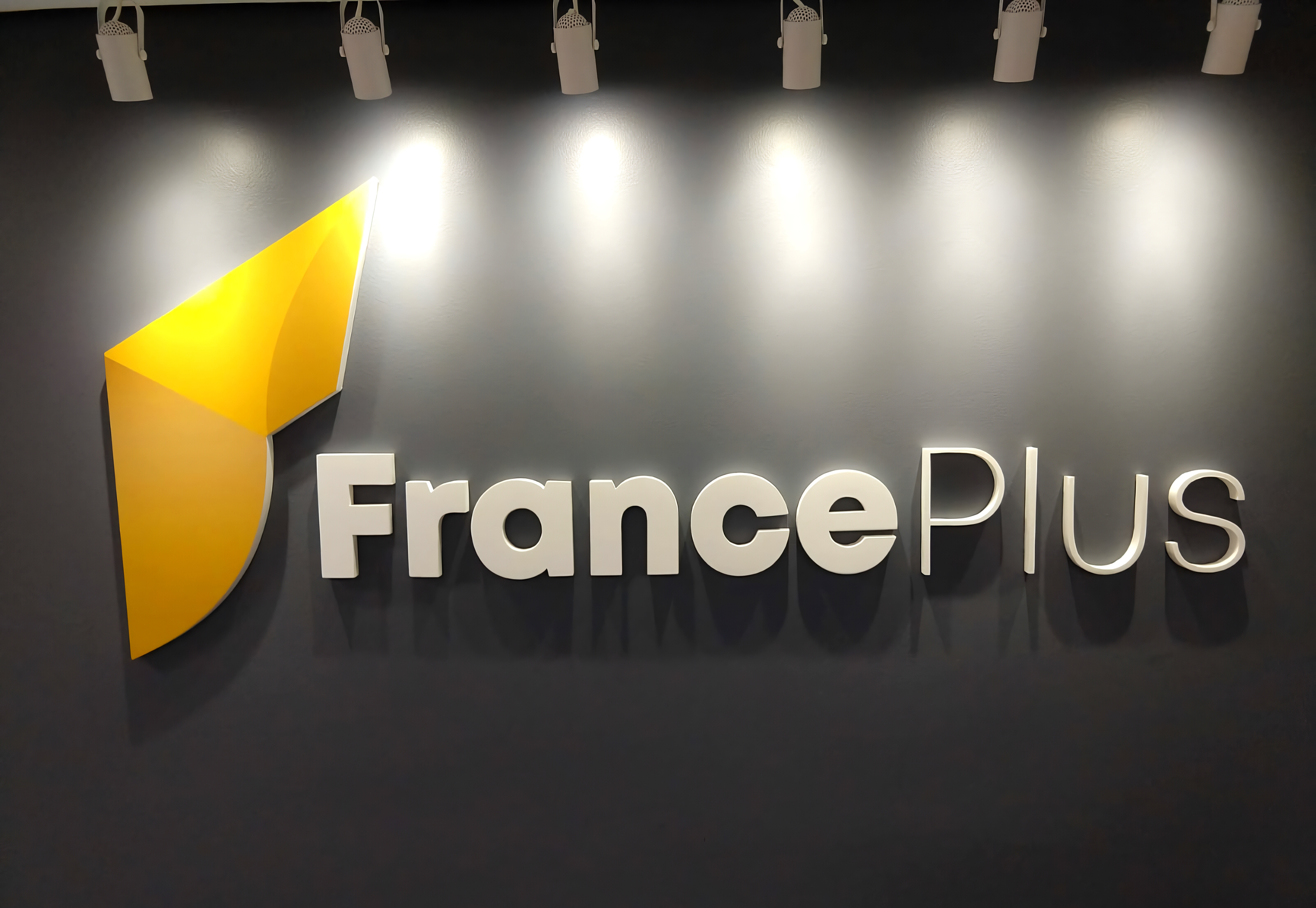 Letreiro France Plus